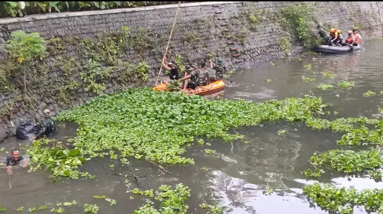 TNI Polri Bersihkan Sampah Serentak Kawasan Simpang Lima